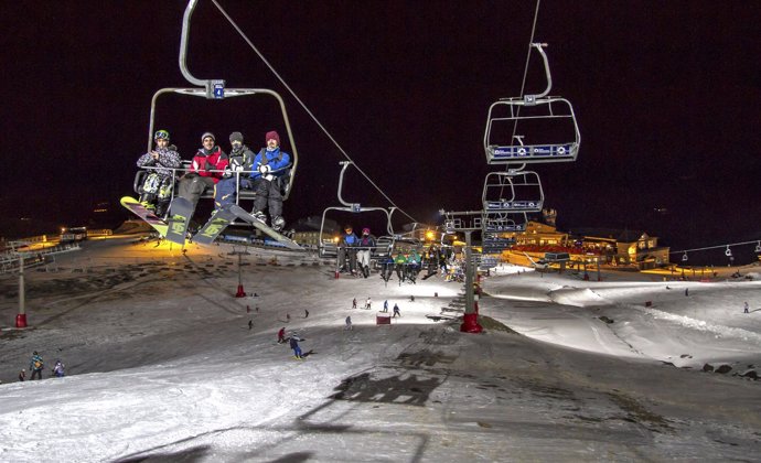 Esquí nocturno en la estación de esquí de Sierra Nevada