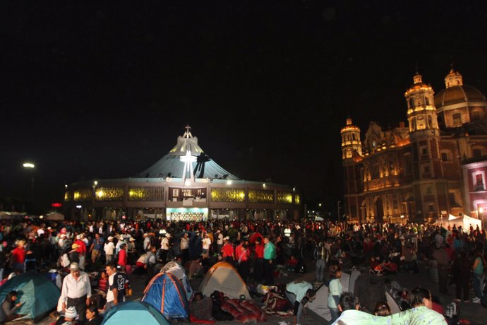 Peregrinos asisten a la Basílica de la Virgen de Guadalupe