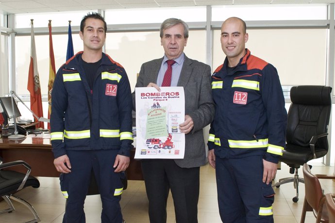 El consejero de Presidencia con bomberos del 112 de Los Corrales