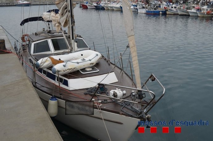Velero recuperado en la costa de Blanes