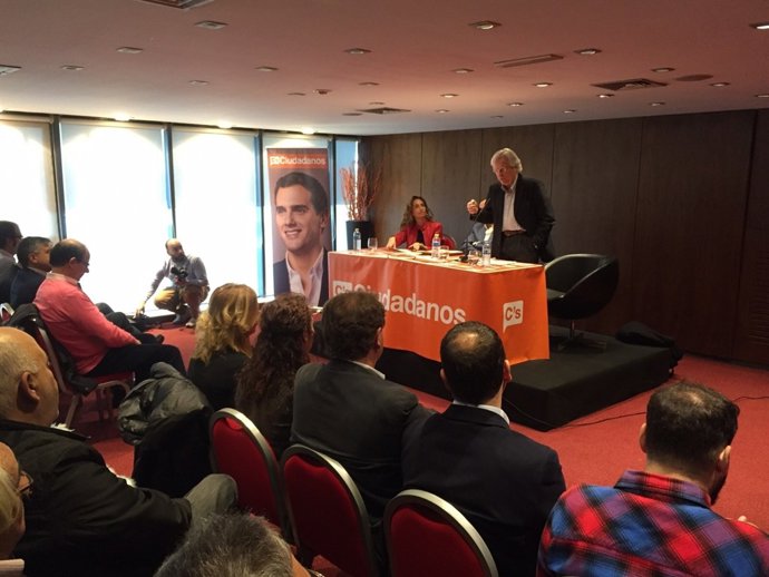 Nart junto a Carolina Punset en un acto de campaña