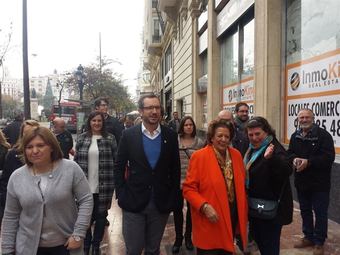 Maroto, Barberá y Bonig en el acto del PP en la Plaza del Ayuntamiento Valencia
