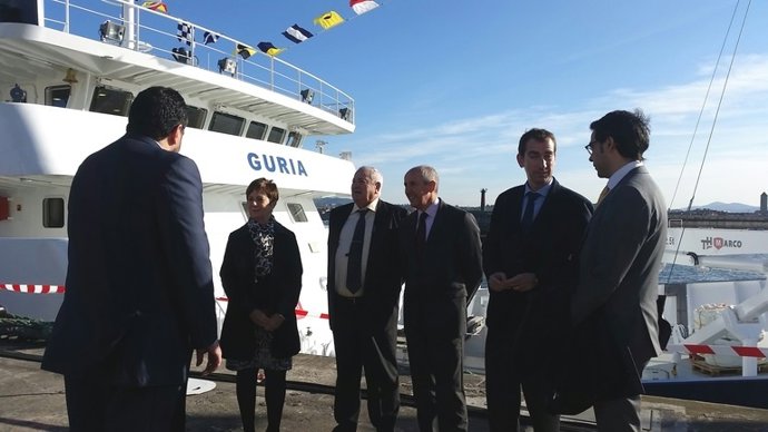 Tapia y Erkoreka en la entrega del buque atunero "Guria"