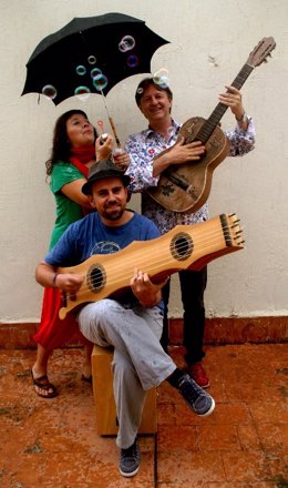 Miembros de los 'Bufacalibos', del conjunto musical Biella Nuei