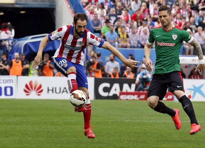 Atlético de Madrid - Athletic Club. Juanfran recibe un balón