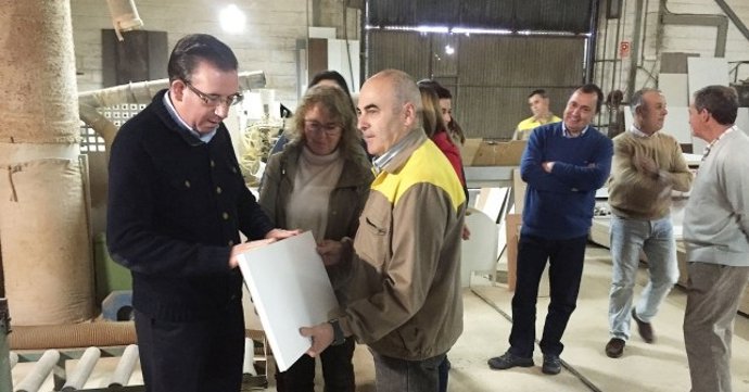 Visita de Manuel Guerra a una fábrica de Valverde del Camino (Huelva)