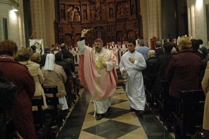 El obispo ha abierto la puerta santa de la Catedral