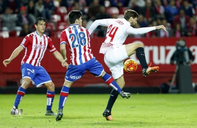 Fernando Llorente controla el balón en un Sevilla-Sporting