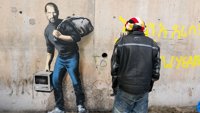 Francia protegerá el grafiti de Banksy en el que representa a Steve Jobs como refugiado