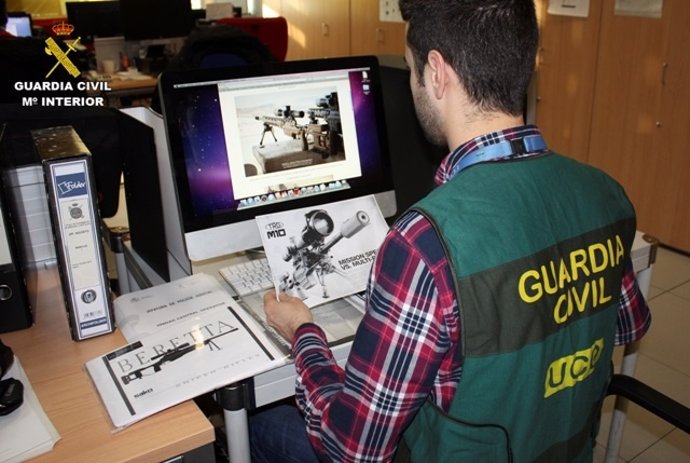 La Guardia Civil detiene en Barcelona a dos traficantes de armas