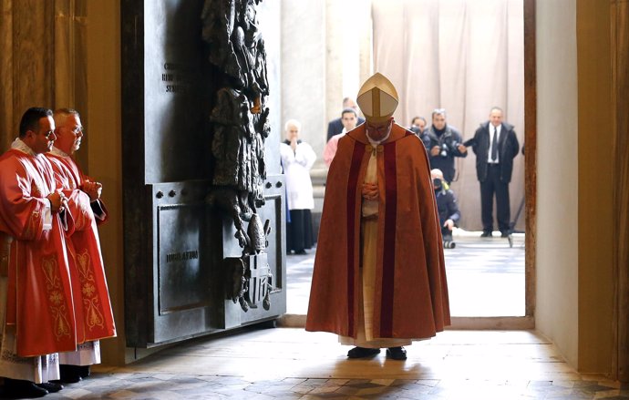 El Papa abre la puerta santa de la basilica de San Juan de Letran