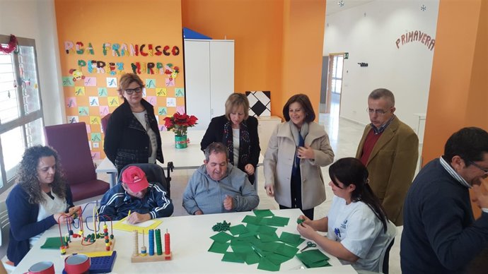 La consejera María José Sánchez Rubio visita una residencia en Albox (Almería)
