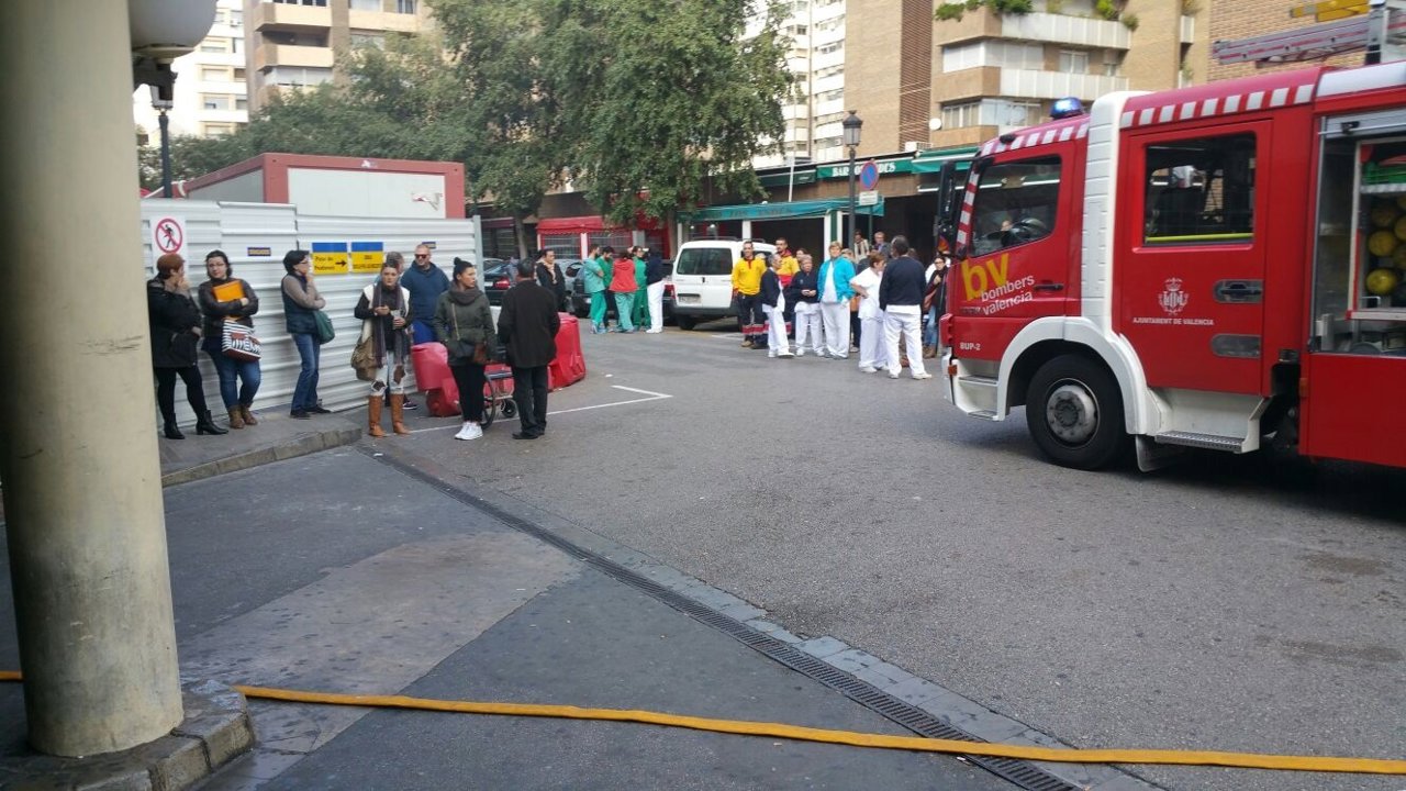 Los bomberos acuden al Hospital Clínico por un incendio en el sótano
