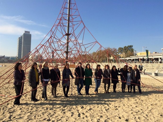 Gabriel Rufián y Marta Rovira en la playa del Bogatell