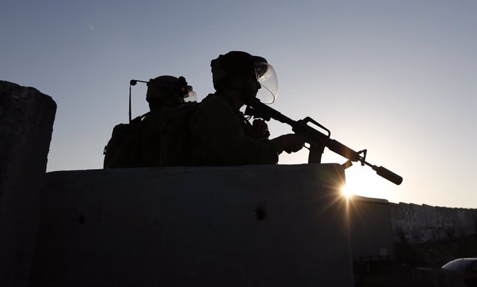 Soldados israelíes mantienen guardia durante una protesta de los palestinos