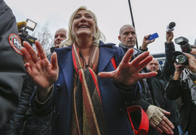 Marine Le Pen vota en la segunda vuelta de los comicios 