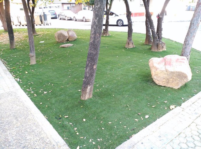 Césped artificial en la Avenida Soleá de Sevilla