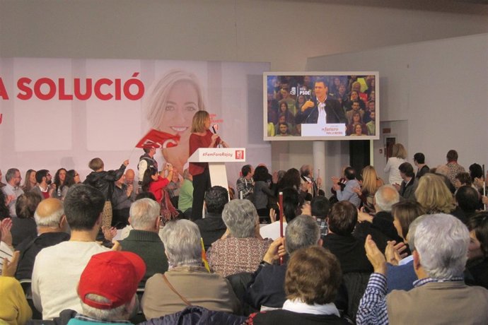 Carme Chacón (PSC) da paso a una conexión con el mitin de Pedro Sánchez
