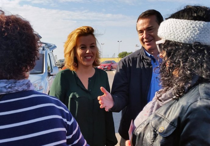 Candidatos del PSOE de Almería en el mercadillo de El Alquián