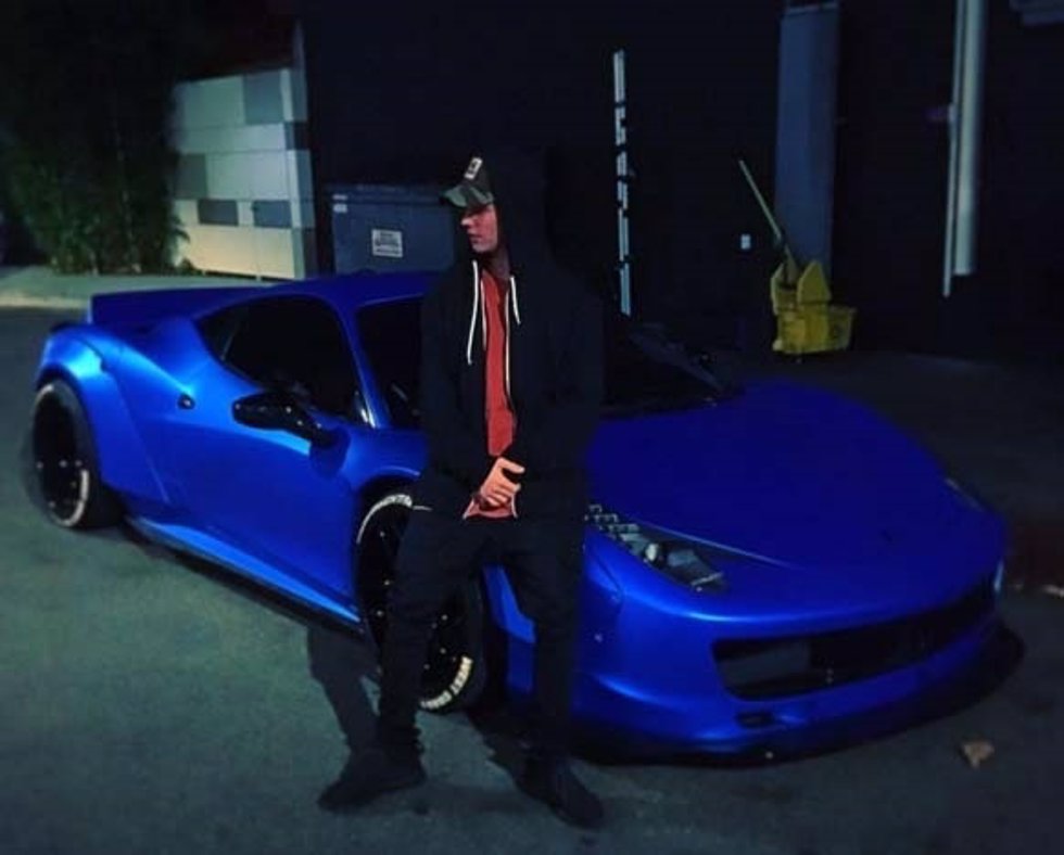 Justin Bieber posa con su Ferrari