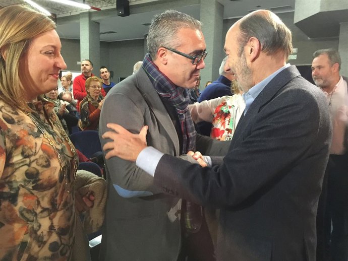 Alfredo Pérez Rubalcaba con Pedro Hernando, del PRC