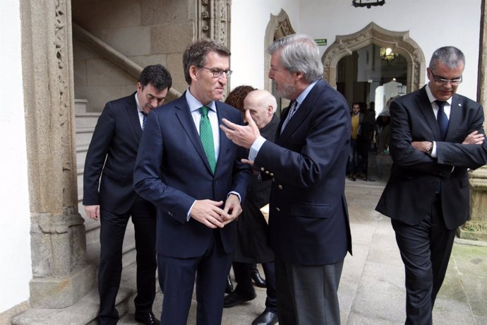 O titular do Goberno galego, Alberto Núñez Feijóo, acompañado polo conselleiro d