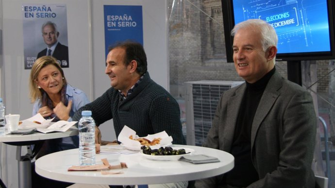 Eloy Suárez (derecha) participa en un café-tertulia con alcaldes y vecinos.