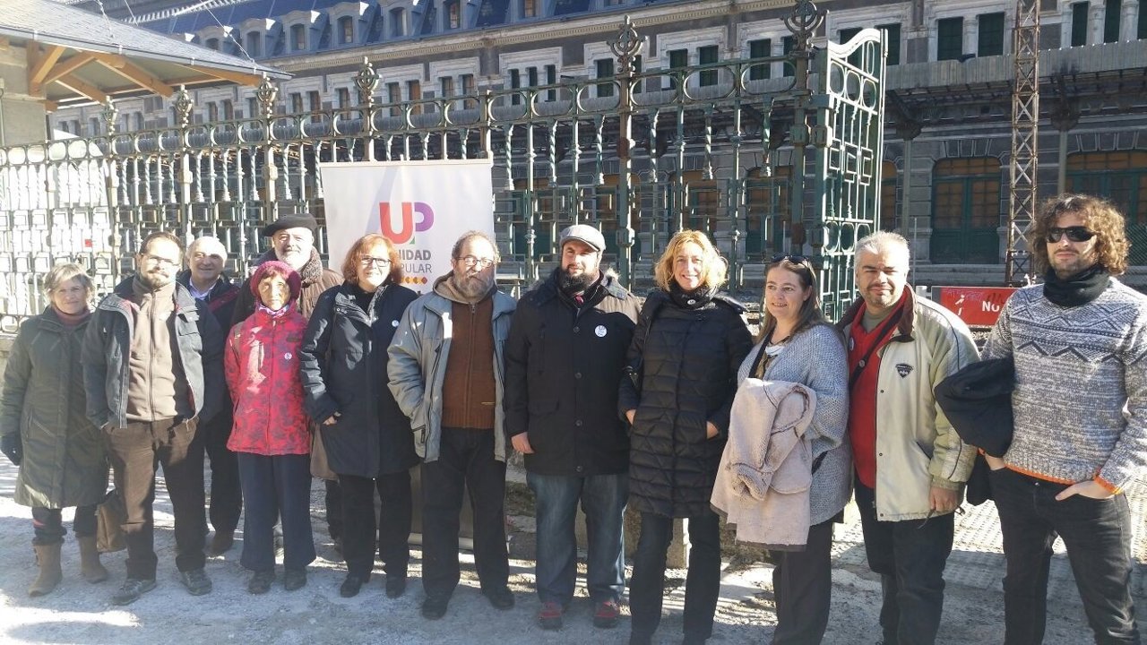 Candidatos y simpatizantes de Unidad Popular en Canfranc.