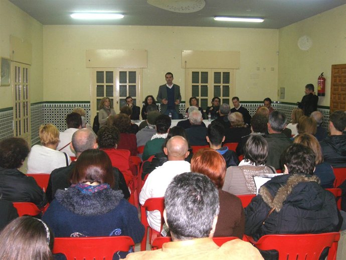 El alcalde de Almería con vecinos de La Cañada