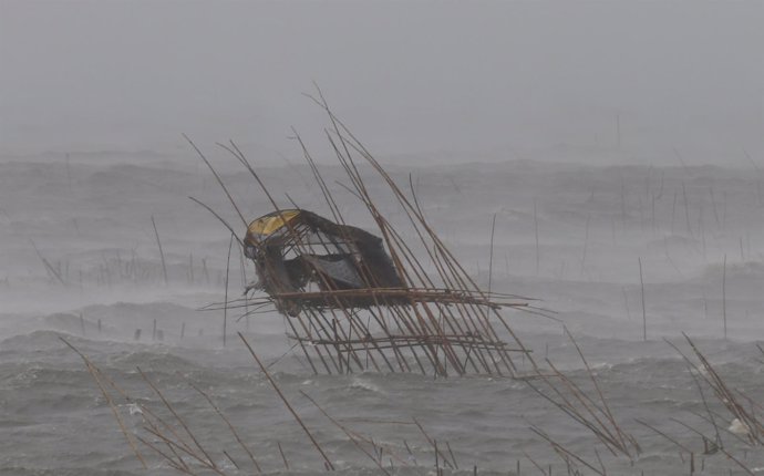 La casa de un pescador azotada por el viento y las olas del tifón de Filipinas