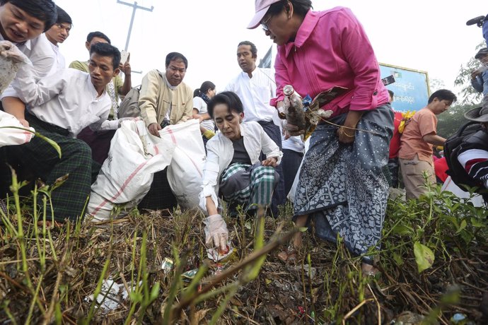 Aung San Suu Kyi participa en una campaña de recogida de basura en Birmania