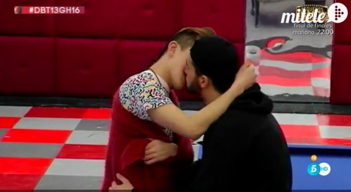 Gran Hermano 16: Aritz y Han no se esconden: besos y semi-edredoning