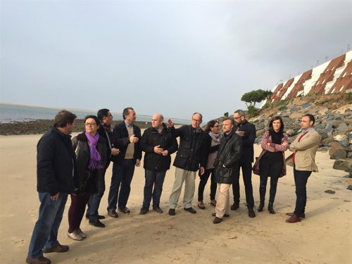 Dirigentes del PSOE y el consejero de Medio Ambiente, José Fiscal, en El Portil.