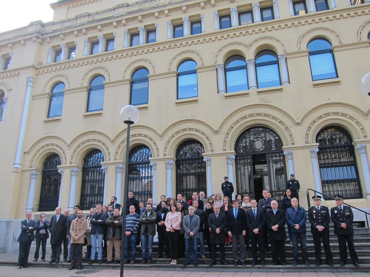 Concentración en Asturias contra el atentado en la embajada de España en Kabul