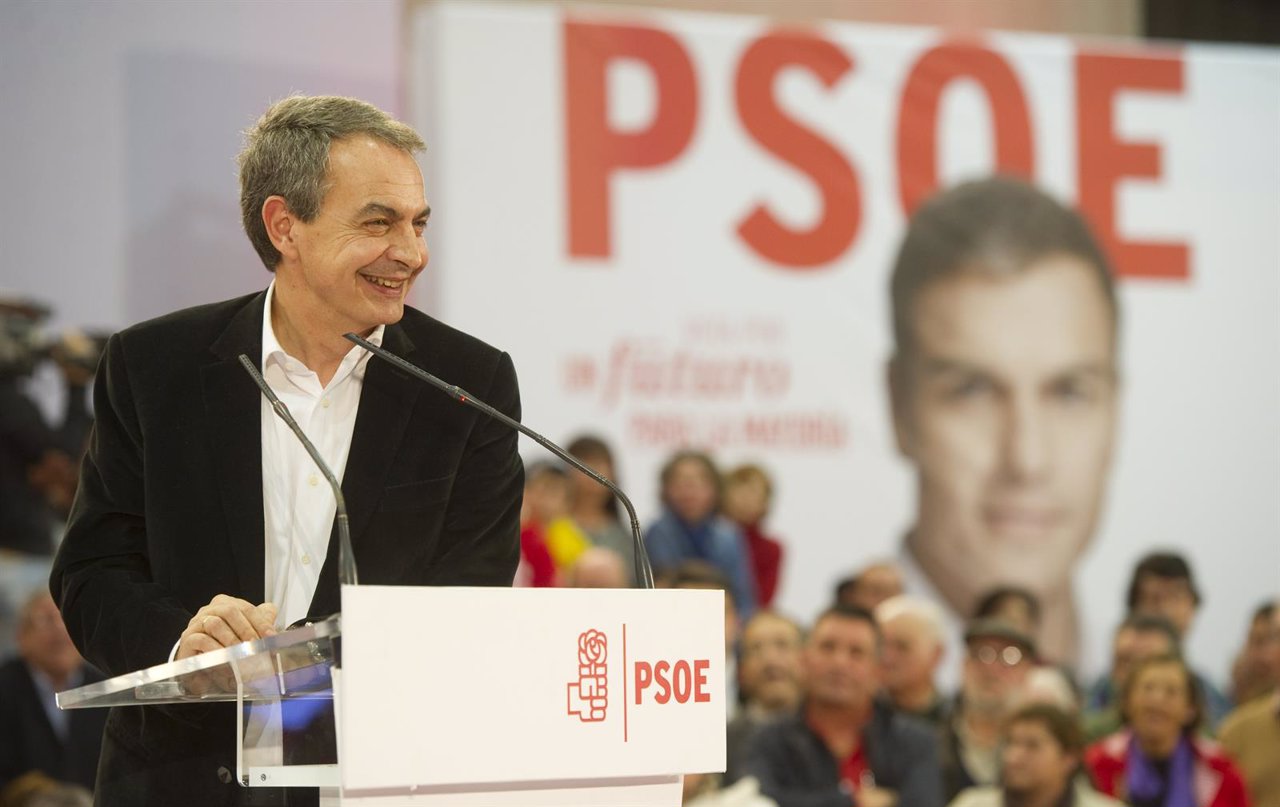 El expresidente del Gobierno, José Luis Rodríguez Zapatero, en un mitin en Gijón