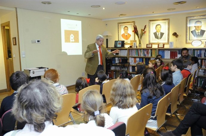 Entrega de juguetes en la campaña solidaria de ECOVA