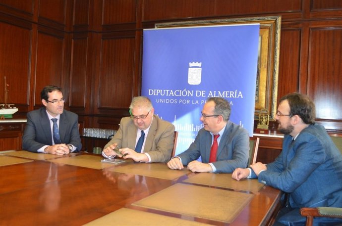 El diputado Manuel Alías con los autores del 'Manual del Concejal'.