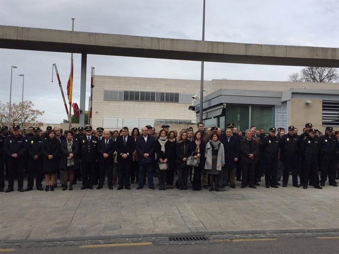 Minuto de silencio en honor a los policías asesinados en Kabul