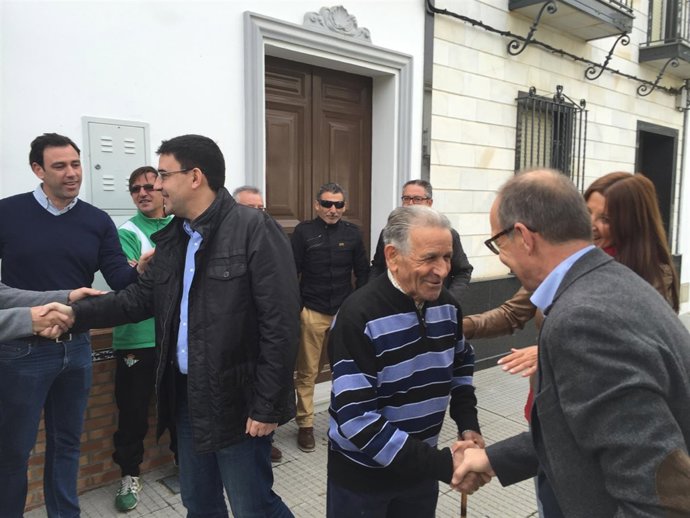 Los socialistas Mario Jiménez y José Juan Díaz Trillo, en Chucena (Huelva). 