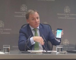 Moragues muestra uno de los dispositivos móviles