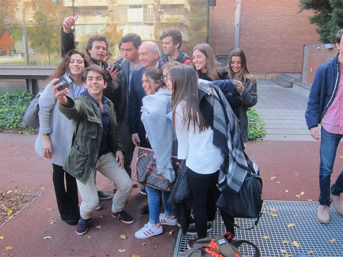 Jorge Fernández (PP) se hace un 'selfie' con estudiantes en campaña electoral