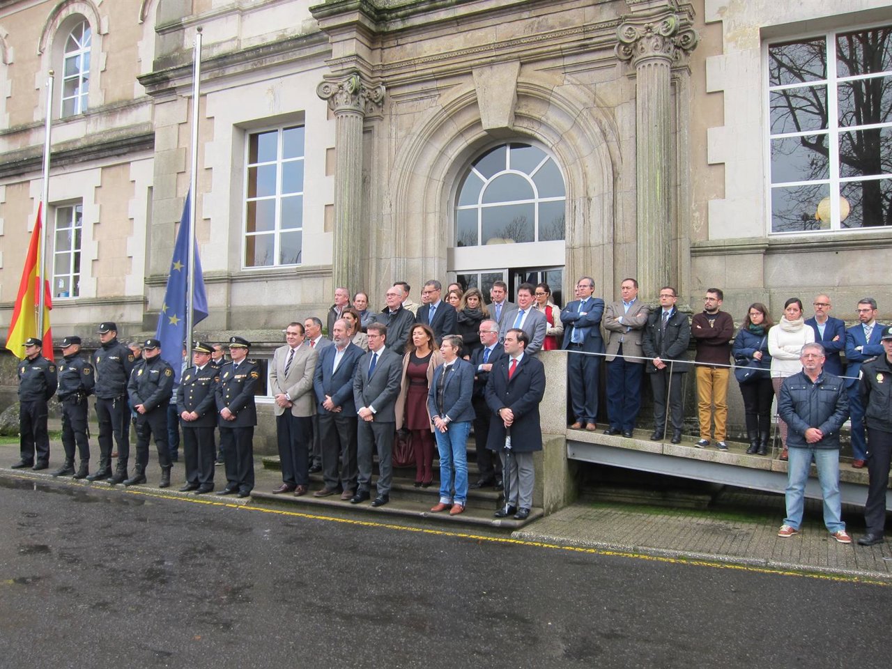 Concentración ante la Xunta en memoria de los fallecidos en el atentado de Kabul