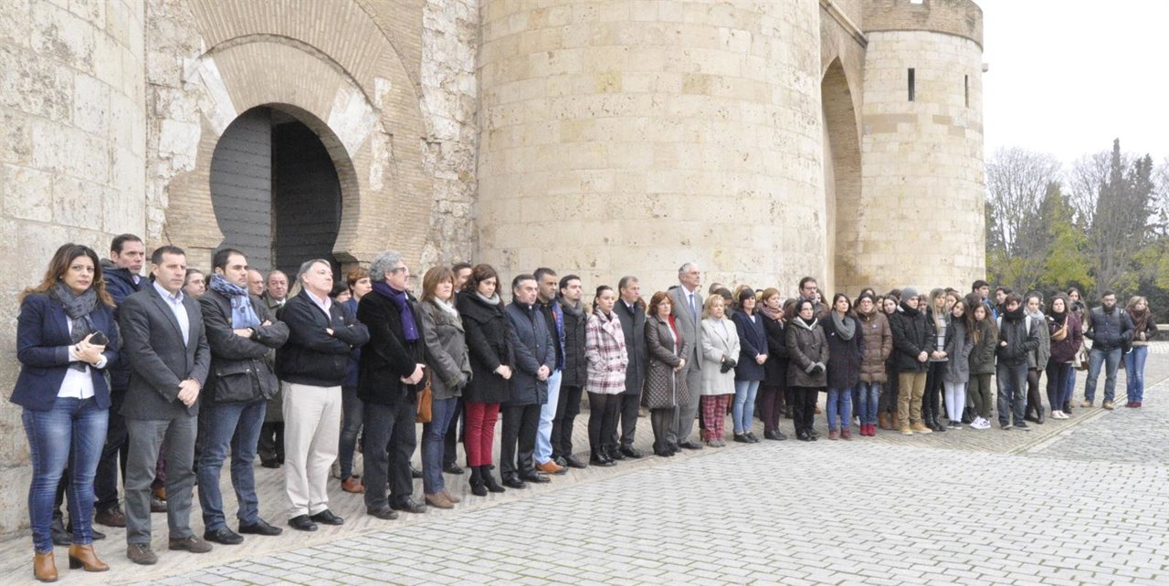 Minuto de silencio en las Cortes de Aragón.