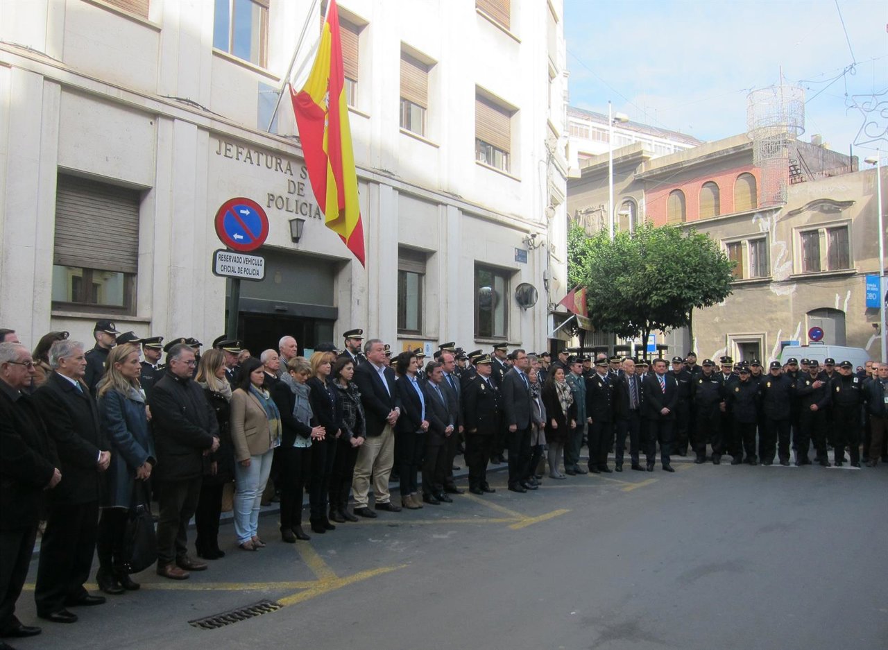 Minuto de silencio por los dos policías asesinatos en Kabul