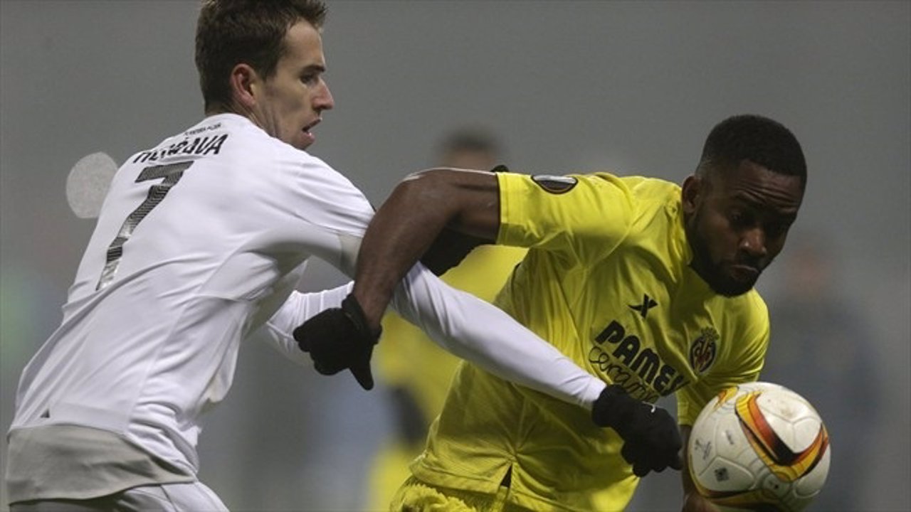 Bakambú pelea un balón en la Europa League