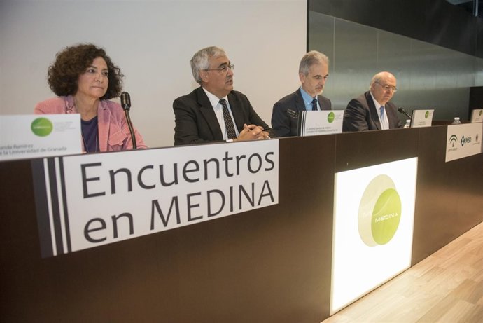 Los consejeros junto con la rectora de la Universidad de Granada.