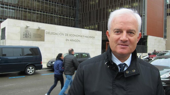 Eloy Suárez, del PP, ante la Delegación de Economía y Hacienda en Aragón