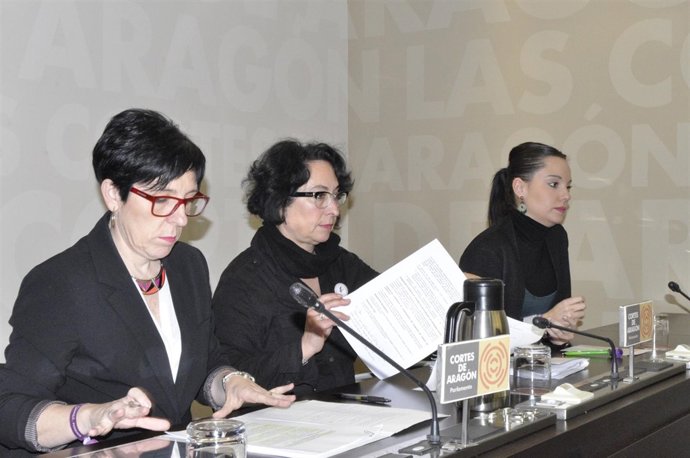 Las parlamentarias de Podemos presentan su proposición de Ley.