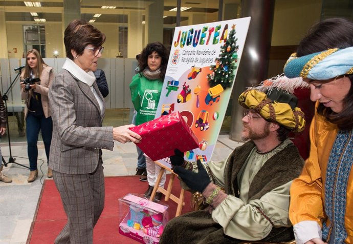 Rosa Peñalver lleva personalmente un juguete al Ayuntamiento de Cartagena