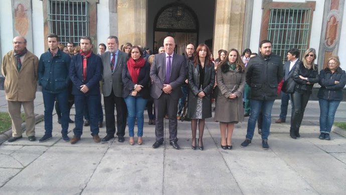 Antonio Ruiz (centro) condena el atentado contra la embajada española